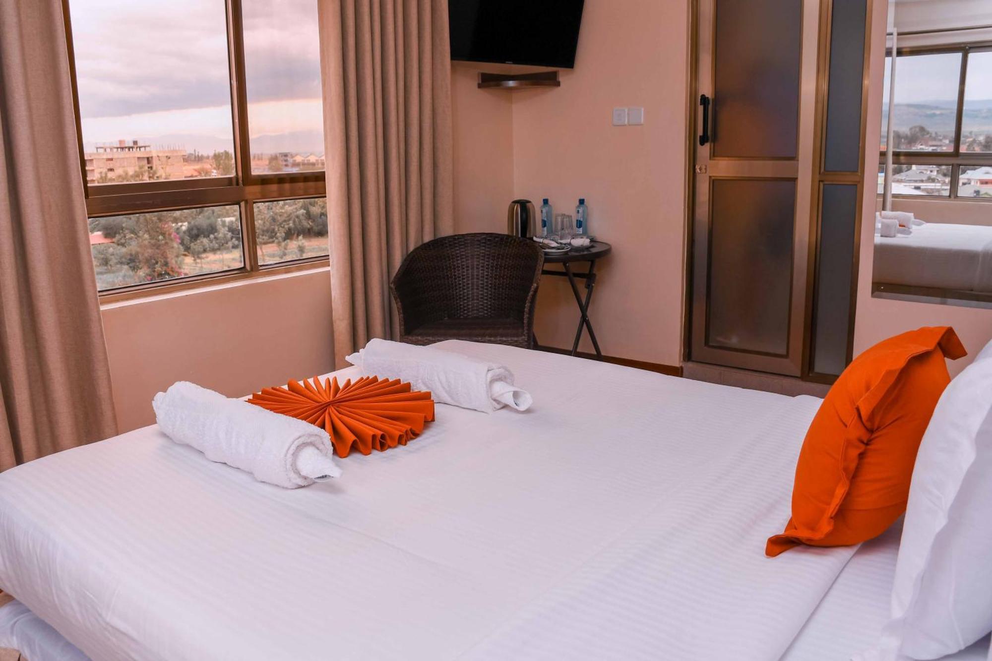Buraha Zenoni Hotel And Resort Накуру Экстерьер фото